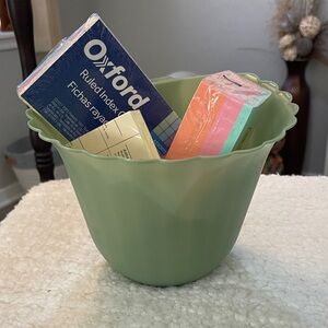 Green Over-the-door hanging container With post-its and 3x5cards